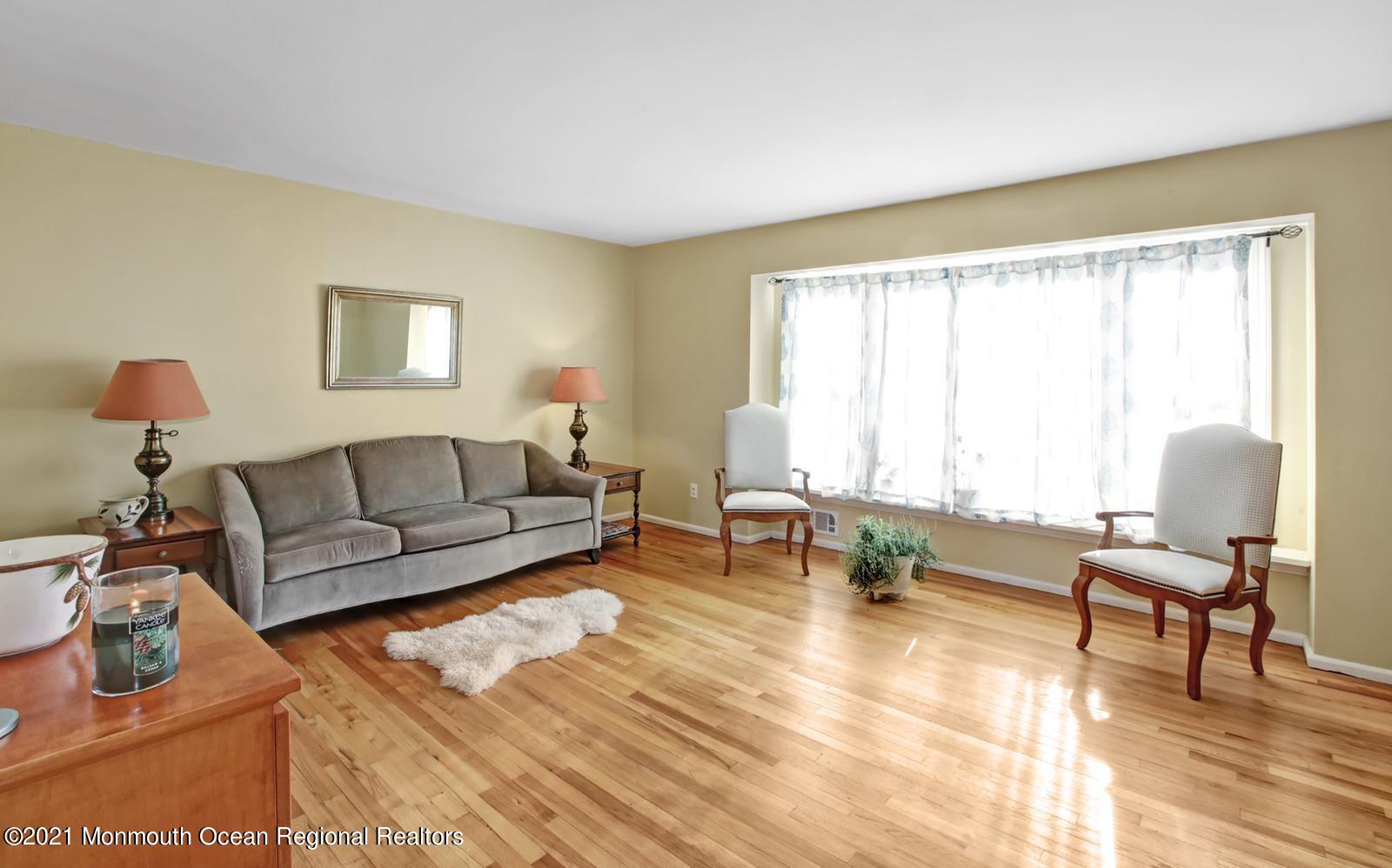 13 Roslyn Drive Oakhurst NJ 07755