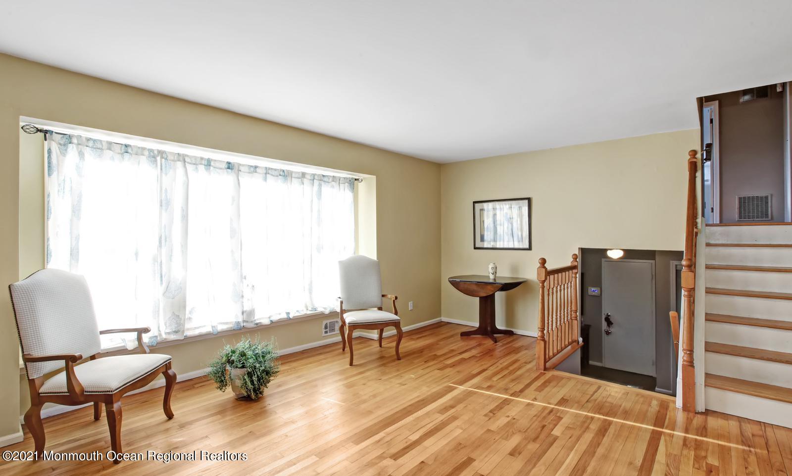 13 Roslyn Drive Oakhurst NJ 07755