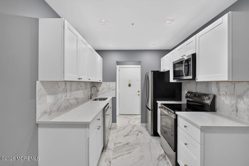 27 Meadow Green Circle Manalapan NJ 07726