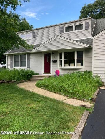 2 Lloyd Place Oakhurst NJ 07755
