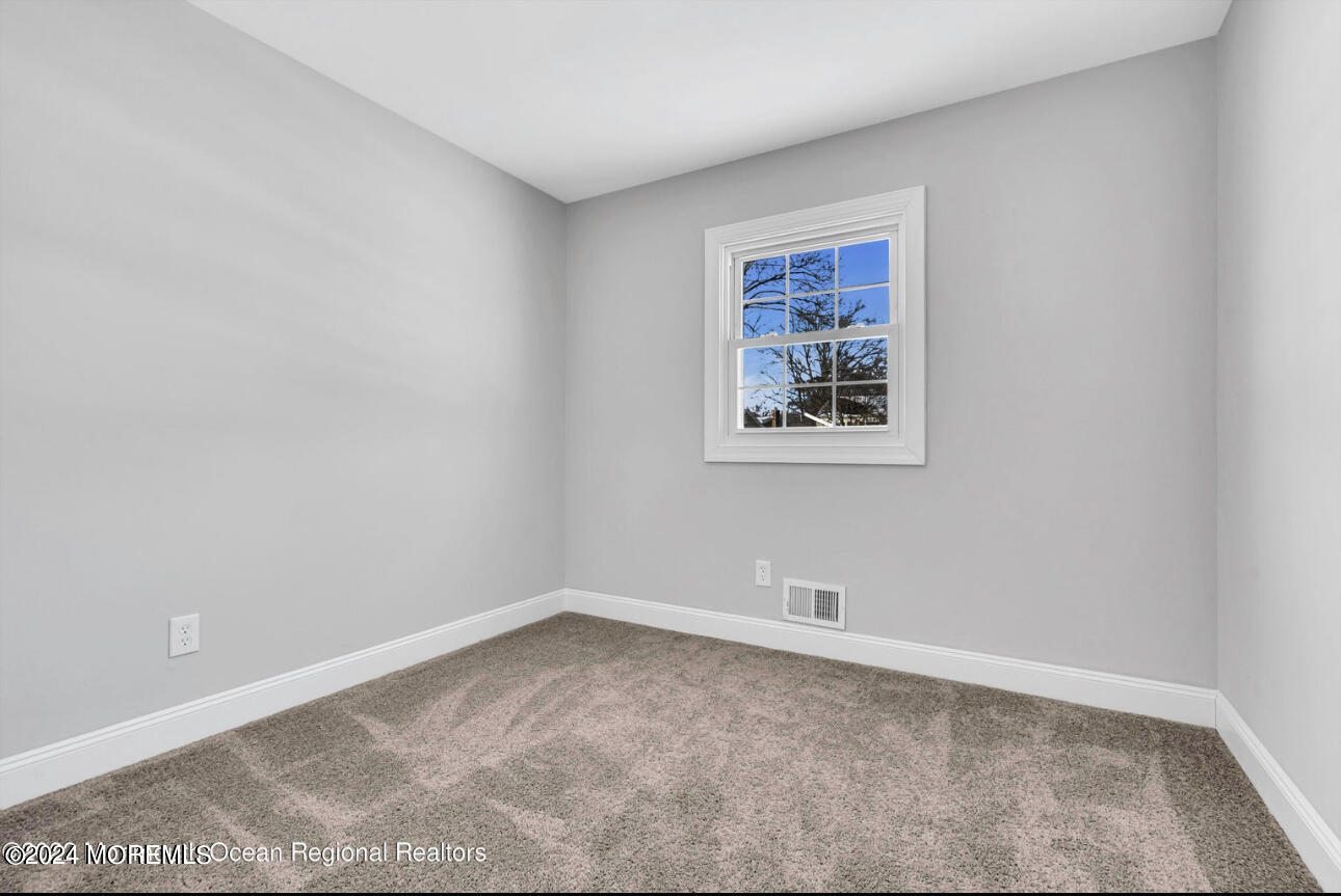 27 Oak Leaf Lane Toms River NJ 08755