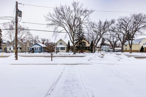 702 Oak Street N Fargo ND 58102