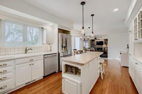 1085 Oak Circle Wayzata MN 55391