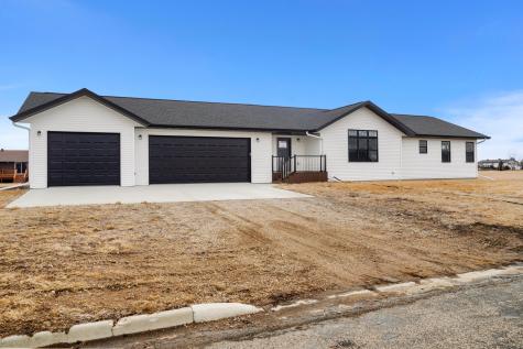 208 4th St NW Gwinner ND 58040