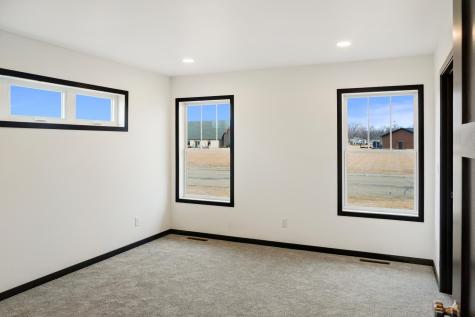 208 4th St NW Gwinner ND 58040