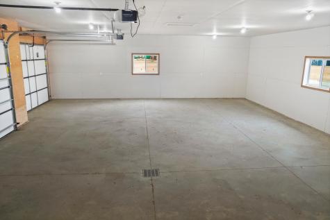 208 4th St NW Gwinner ND 58040
