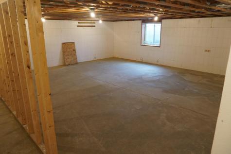 208 4th St NW Gwinner ND 58040