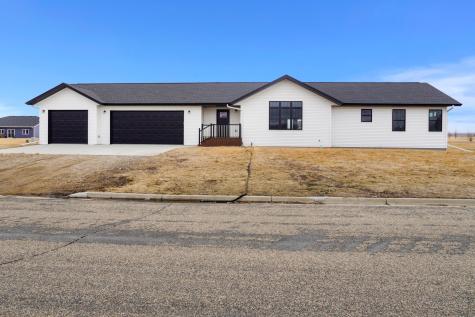 208 4th St NW Gwinner ND 58040