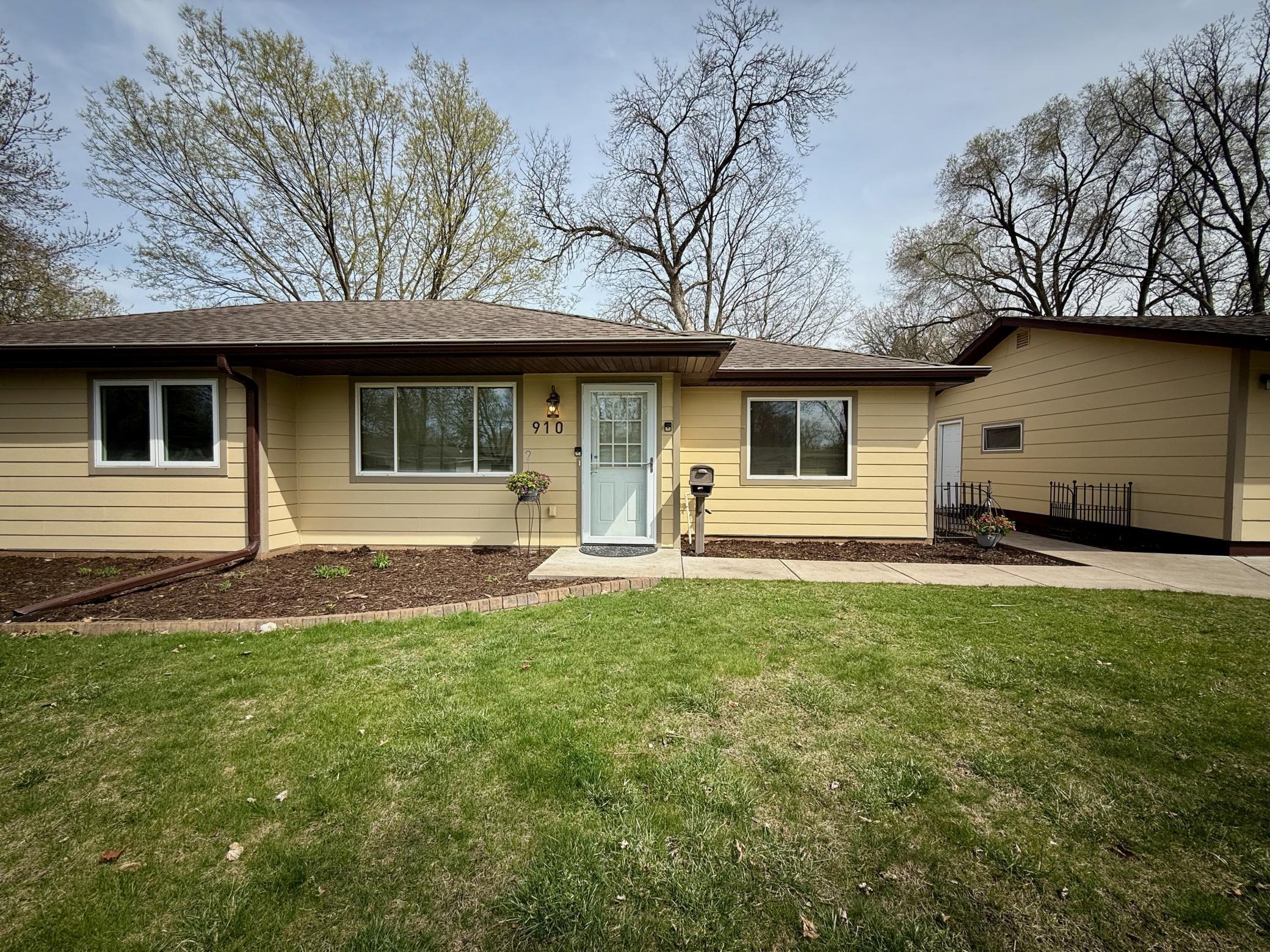 910 Queens Lane Anoka MN 55303