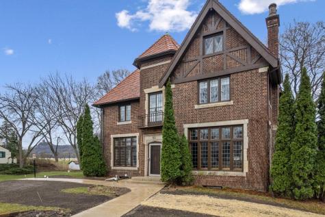 51 W Sarnia Street Winona MN 55987