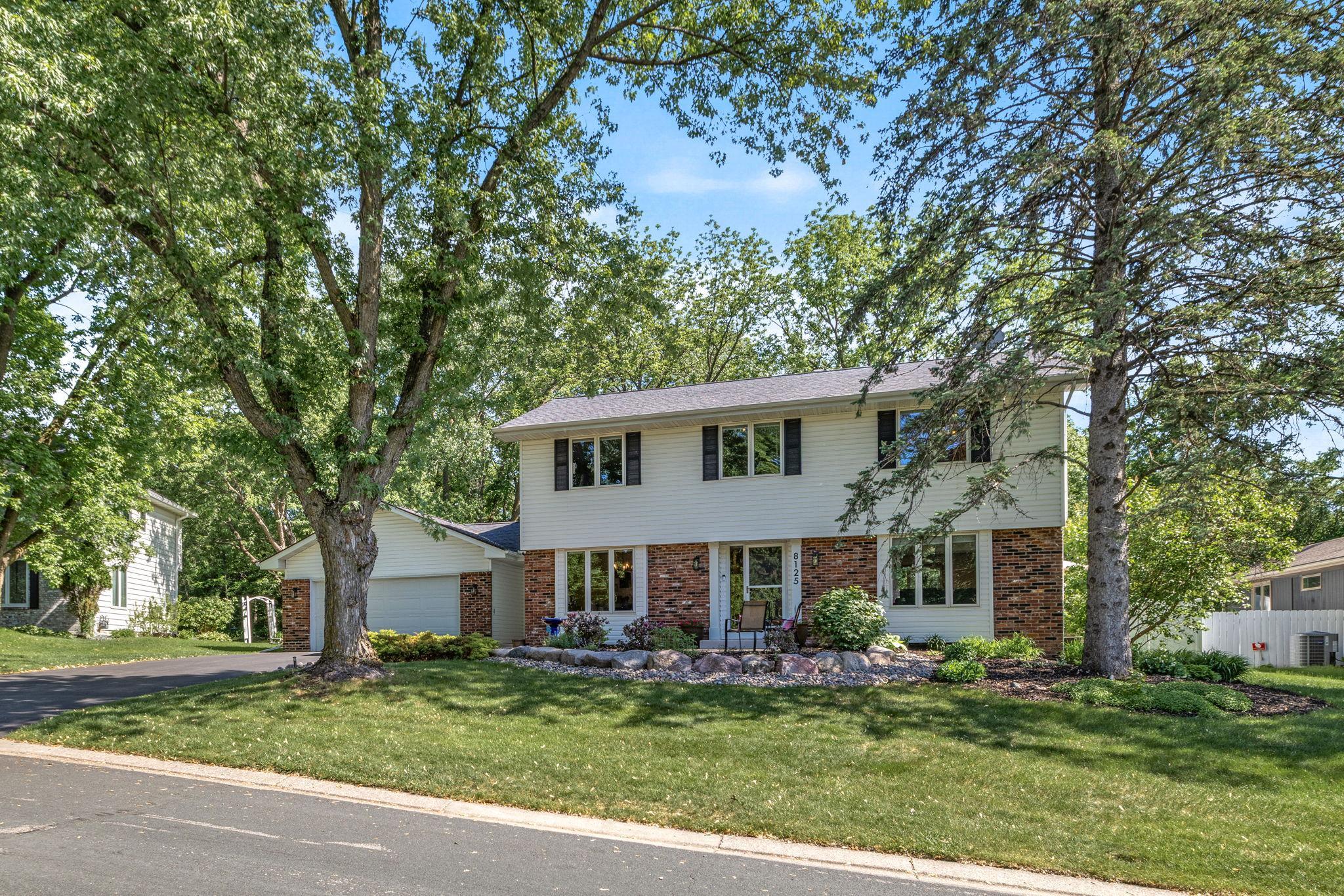8125 Tierneys Woods Curve Bloomington MN 55438