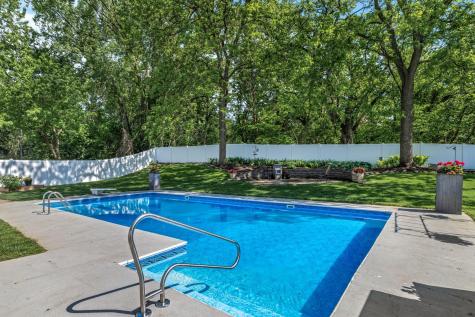 8125 Tierneys Woods Curve Bloomington MN 55438