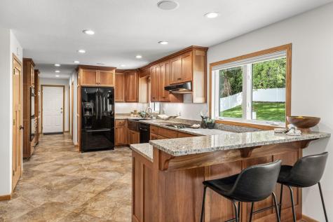 8125 Tierneys Woods Curve Bloomington MN 55438
