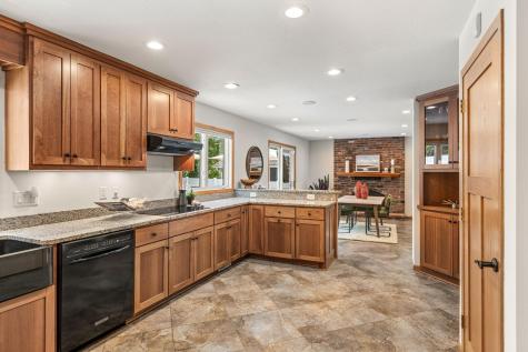 8125 Tierneys Woods Curve Bloomington MN 55438