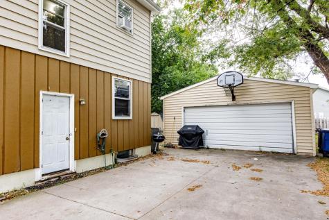 1009 18th Avenue N Moorhead MN 56560