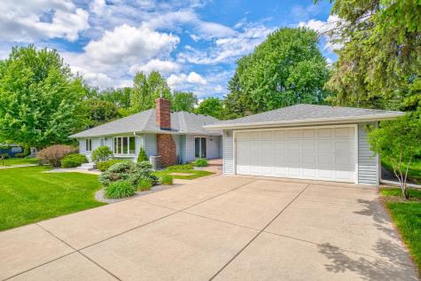 2201 Roselawn Avenue W Roseville MN 55113