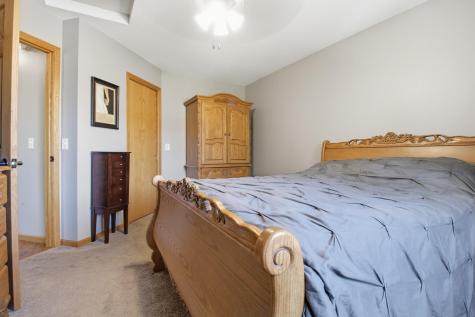681 W River Drive New London MN 56273