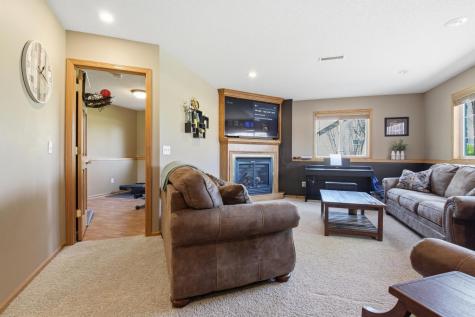 681 W River Drive New London MN 56273