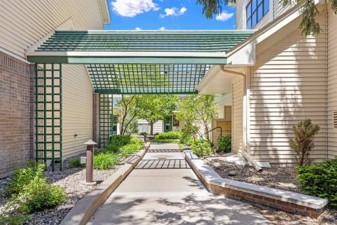 7631 Edinborough Way Edina MN 55435