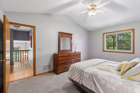 354 East Avenue Circle Mahtomedi MN 55115