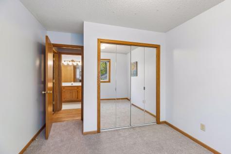354 East Avenue Circle Mahtomedi MN 55115