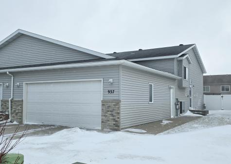 937 36th Avenue S Moorhead MN 56560