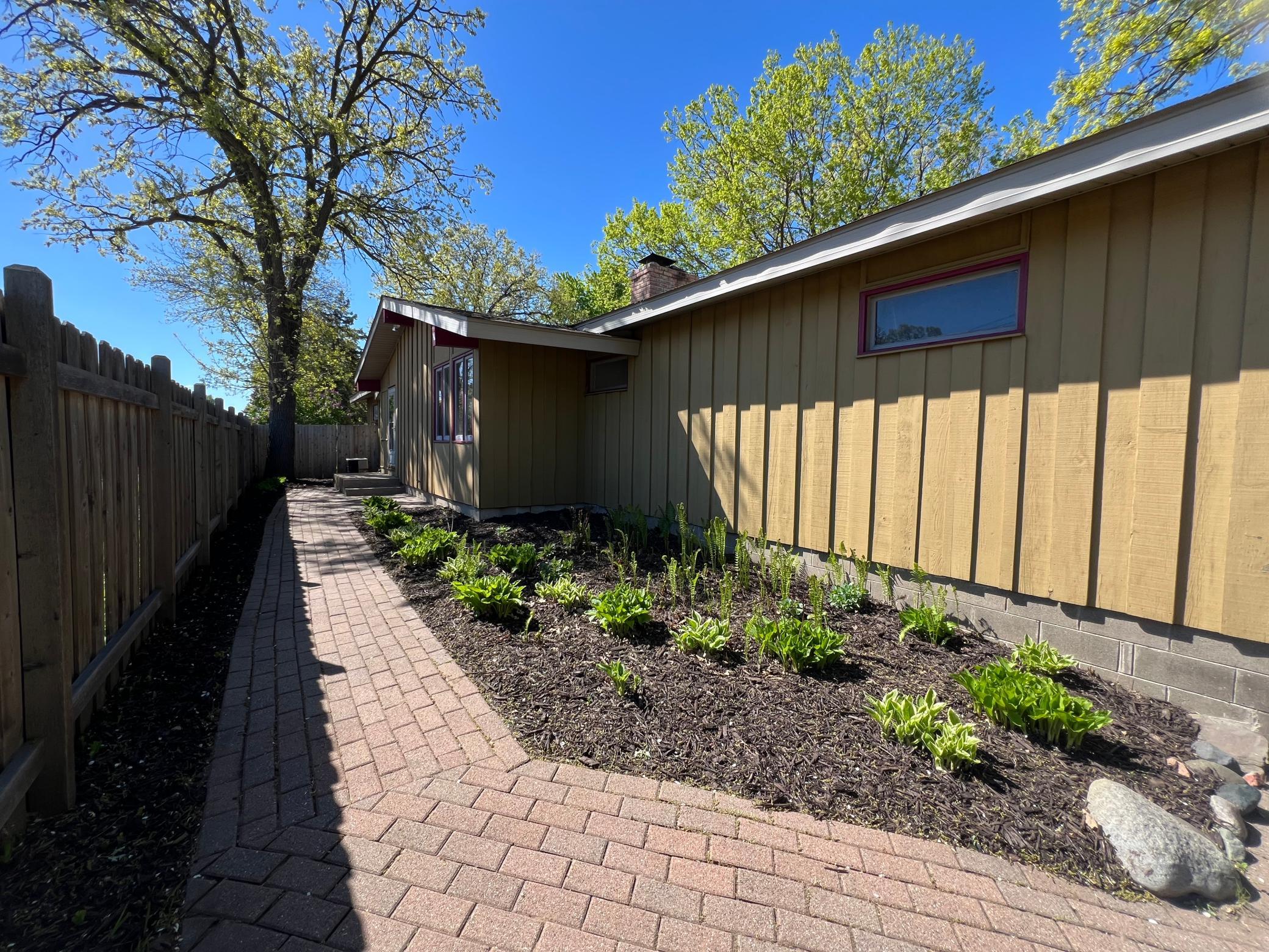 122 Craig Way NE Fridley MN 55432