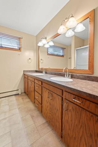 2807 Edgewood Drive N Fargo ND 58102