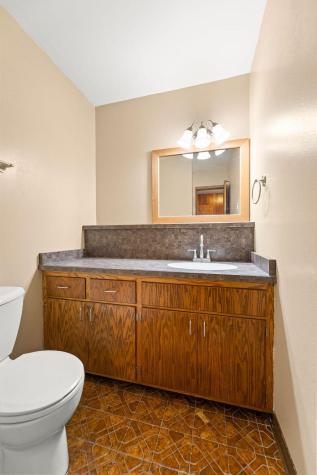 2807 Edgewood Drive N Fargo ND 58102