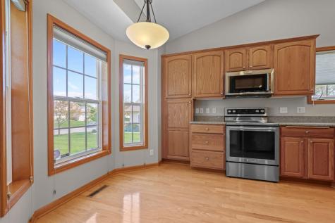 551 Holly Lane N Oakdale MN 55128