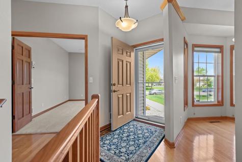 551 Holly Lane N Oakdale MN 55128