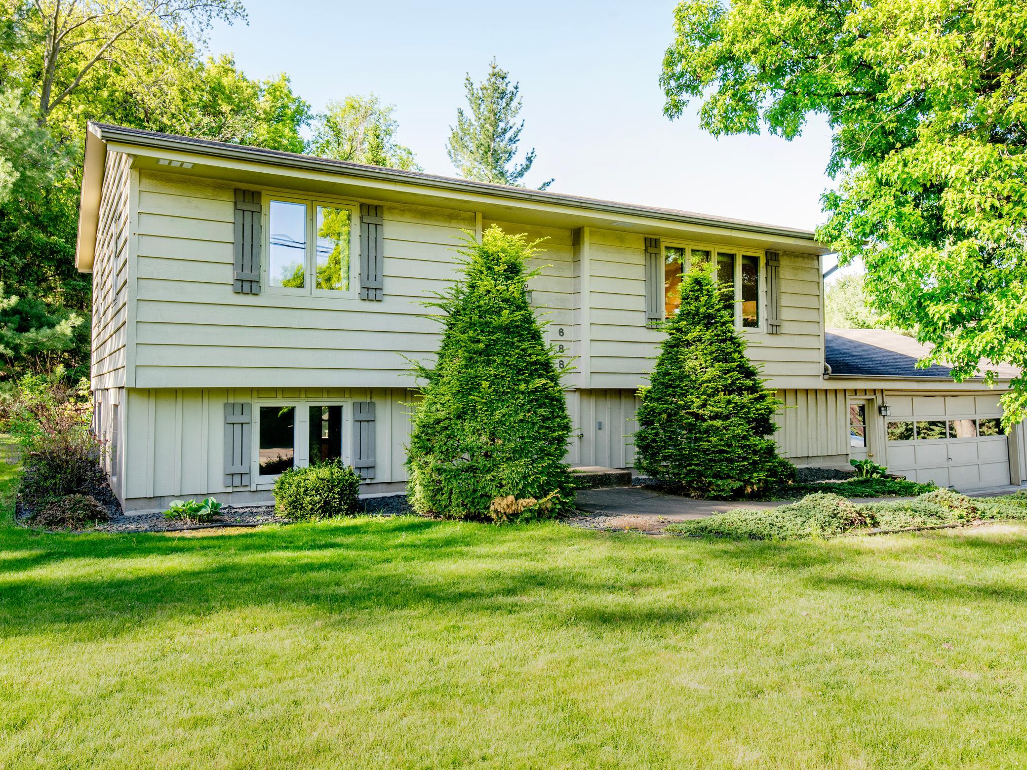 688 W Wentworth Avenue Mendota Heights MN 55118