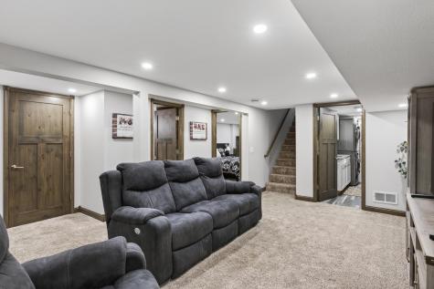1164 Grospoint Avenue N Oakdale MN 55128