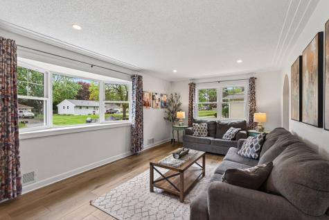 1164 Grospoint Avenue N Oakdale MN 55128