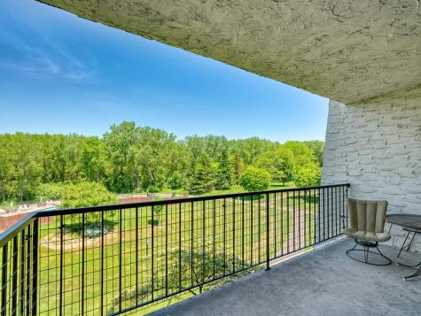 2455 Londin Lane E Maplewood MN 55119