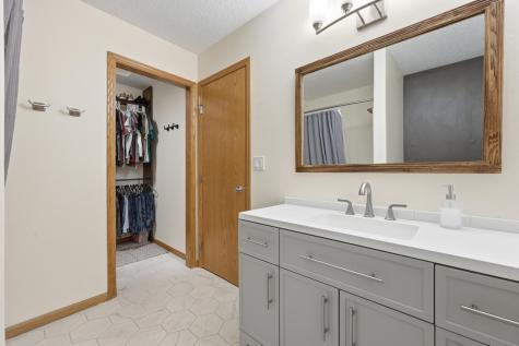 646 36th Avenue W West Fargo ND 58078