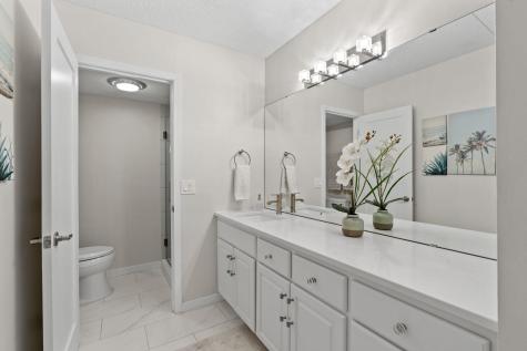 2485 Londin Lane E Maplewood MN 55119