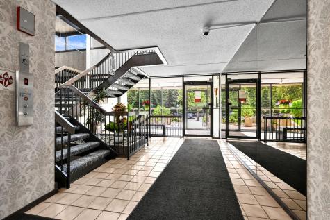 2465 Londin Lane E Maplewood MN 55119