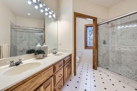4 W Bay Lane North Oaks MN 55127
