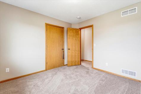1136 Pioneer Trail SE Cambridge MN 55008