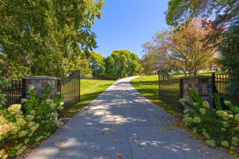 1560 Hunter Drive Wayzata MN 55391