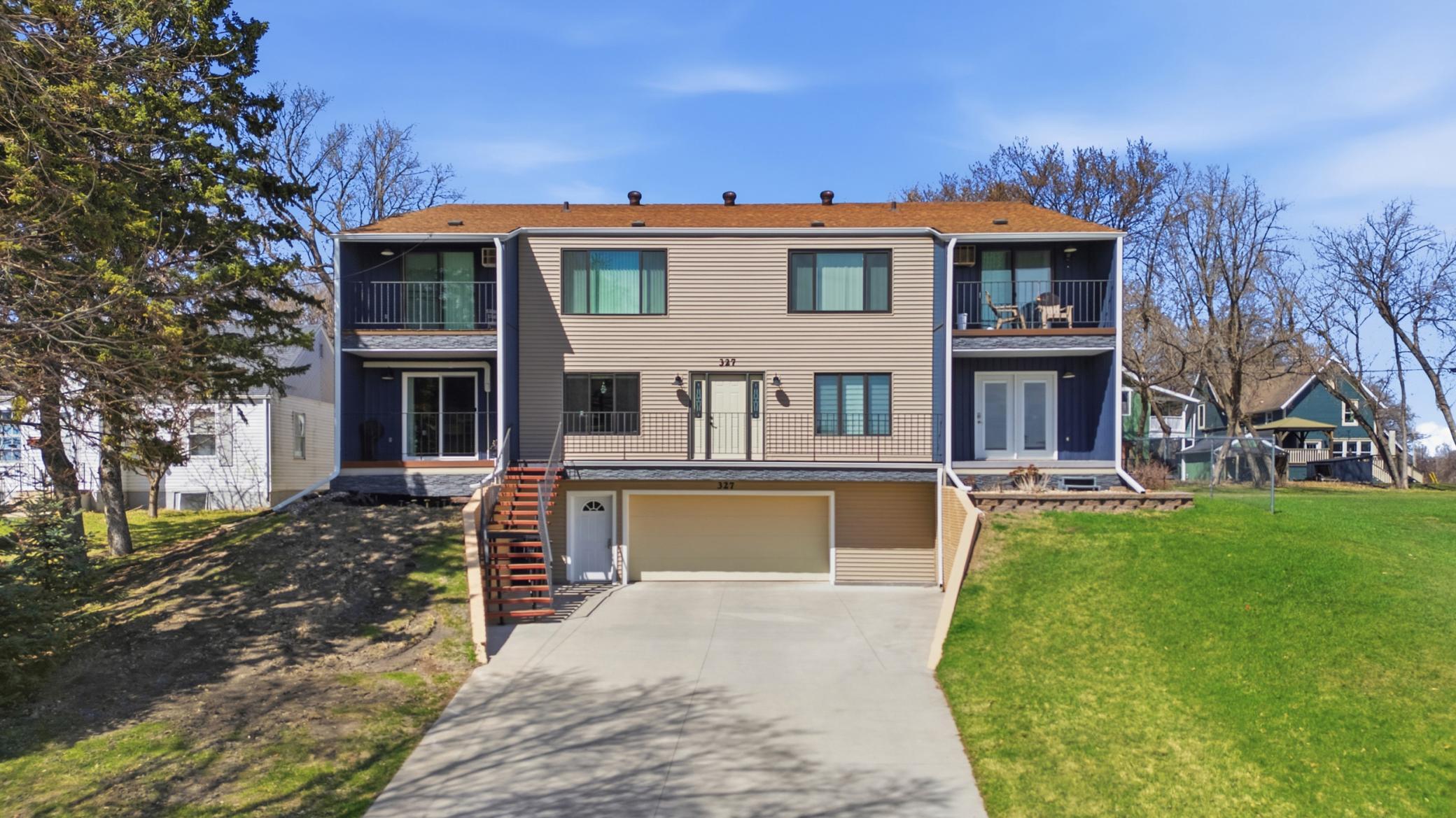 327 10th Avenue S Fargo ND 58103