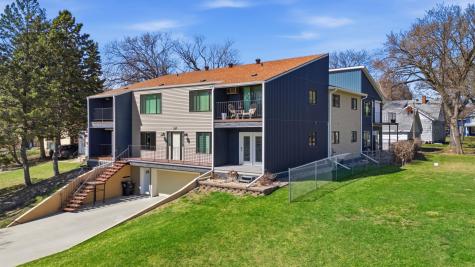 327 10th Avenue S Fargo ND 58103