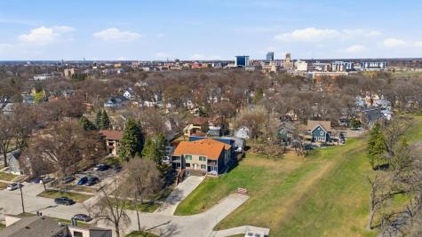 327 10th Avenue S Fargo ND 58103