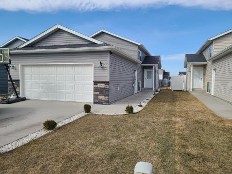 3365 Maple Leaf Loop S Fargo ND 58104