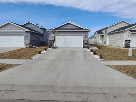 3365 Maple Leaf Loop S Fargo ND 58104