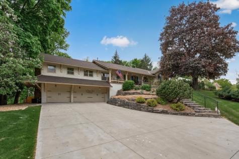 13651 Oakwood Curve Burnsville MN 55337
