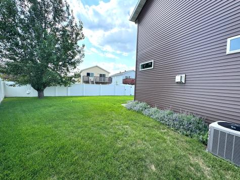 6163 Maple Valley Drive S Fargo ND 58104