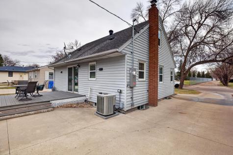 1633 10th Avenue S Fargo ND 58103