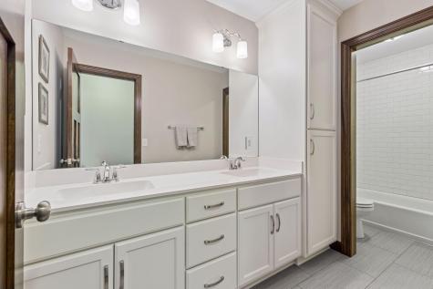 17 Crescent Lane North Oaks MN 55127